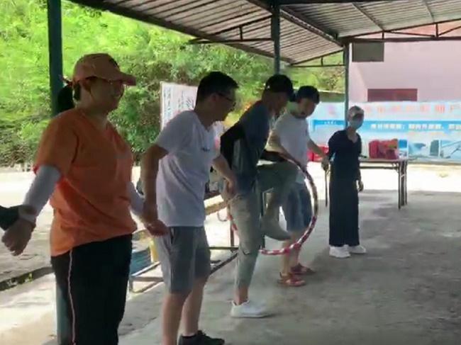 優(yōu)卡特員工玩呼啦圈游戲