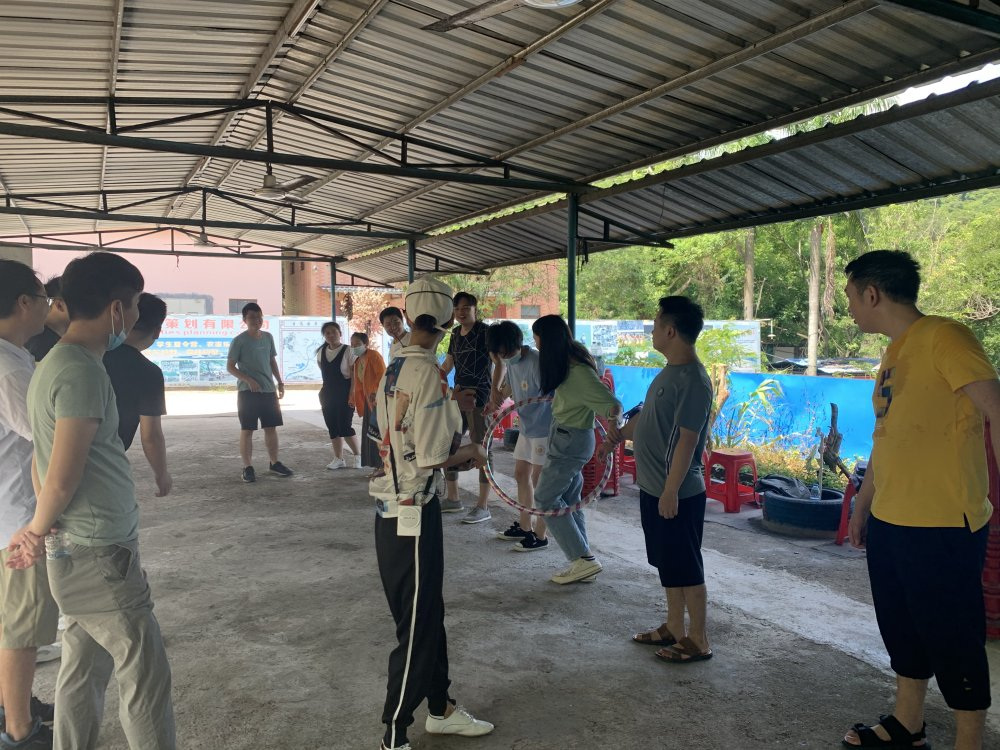 優(yōu)卡特員工玩呼啦圈游戲