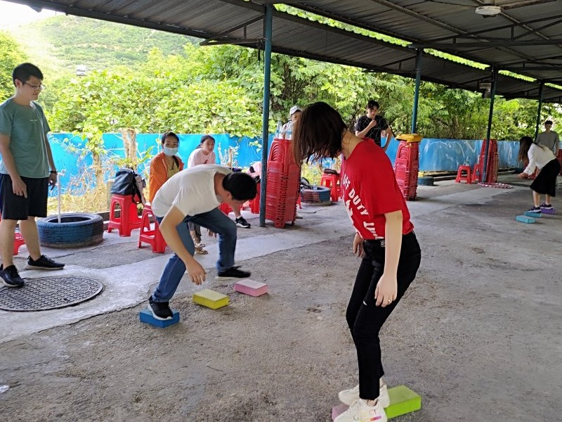 優(yōu)卡特員工玩摸石頭過河游戲