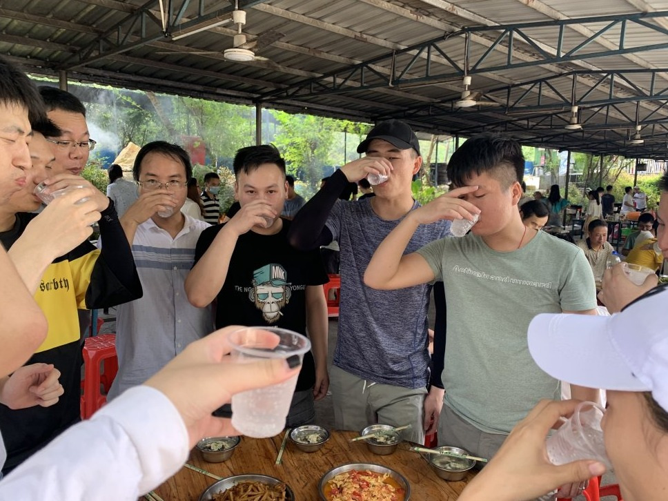 慶祝團(tuán)建自助團(tuán)餐