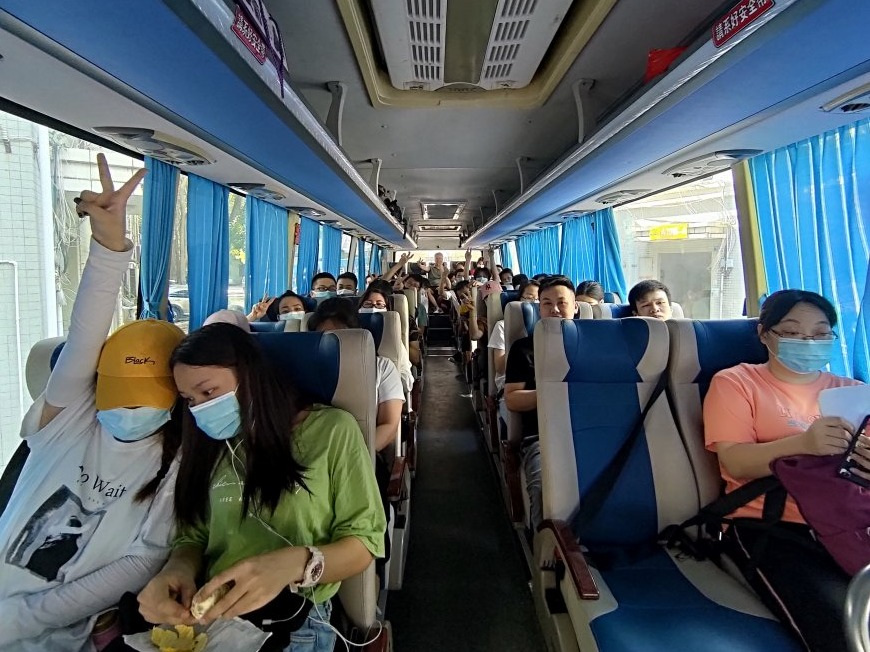 優(yōu)卡特全體員工公交車出行合照